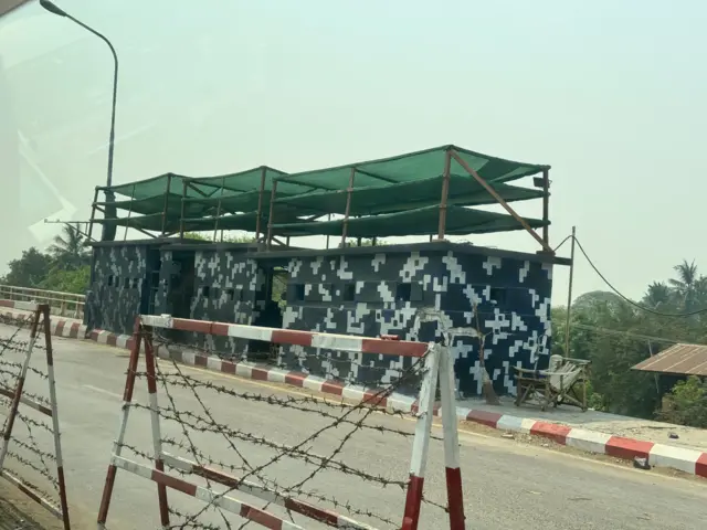 စစ်ကိုင်းမြို့အဝင်က စစ်ကောင်စီလုံခြုံရေးဂိတ်။ 