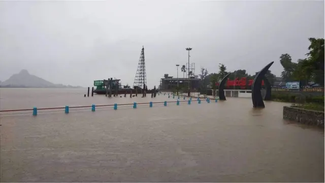လက်ရှိအချိန်မှာတော့ မွန်၊ ကရင်၊ တနင်္သာရီအပါအဝင် အခြားတိုင်းနဲ့ ပြည်နယ်အများစုမှာ ရေးကြီးနစ်မြှပ် တာ၊ မိုးများတာ၊ မြေပြိုတာတွေစတဲ့ သဘာဝဘေးအန္တရယ်တွေကို ပြည်သူတွေခံစားနေရပါတယ်။ လက်ရှိ မြန်မာနိုင်ငံအတွင်း လူဦးရေ သိန်းချီပြီးလည် ရေဘေးသင့်နေပါတယ်။