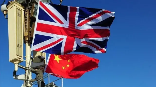 ચીન તથા અમેરિકાના રાષ્ટ્રધ્વજની તસવીર