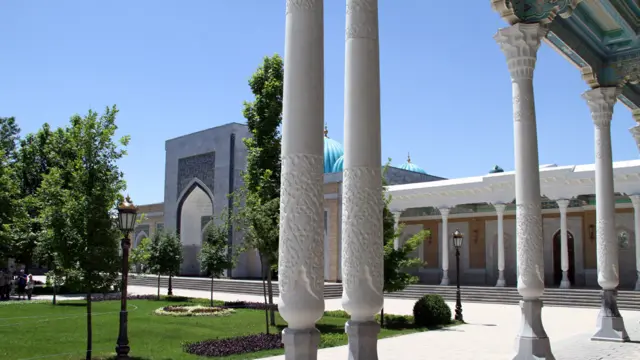 د امام بخاري ارامځای