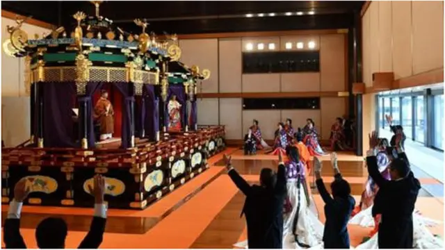 টোকিওর রাজপ্রাসাদে সিংহাসনে নারুহিতো