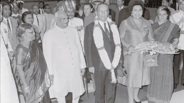 યુગોસ્લેવિયાના પ્રમુખ જોસીપ ટિટો અને તેમના પત્ની મદામ ટિટો સાથે તત્કાલીન રાષ્ટ્રપતિ વી. વી ગીરી અને તત્કાલીન વડાં પ્રધાન ઇંદિરા ગાંધીની વર્ષ 1997ની તસવીર