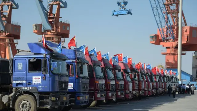 Camiones en línea en el puerto de Gwandar.