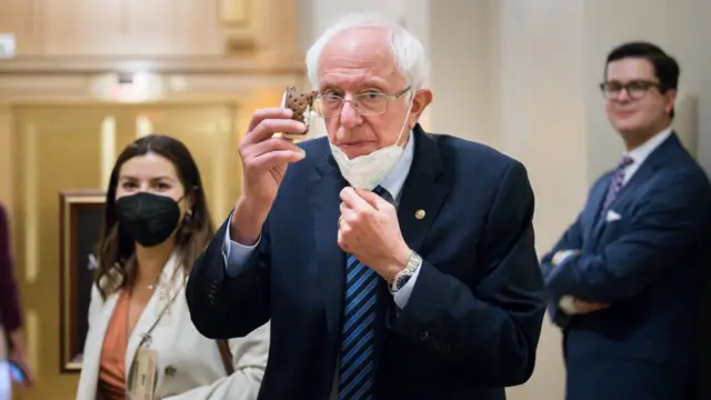 Le sénateur Bernie Sanders mange une glace dans les couloirs du Congrès.