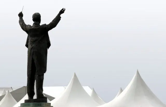 تمثال أمام خيام