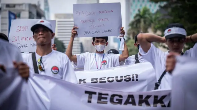 Sejumlah buruh industri tekstil berunjuk rasa di kawasan Patung Kuda, Jakarta, Kamis (27/6/2024).