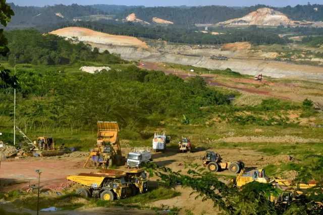 Sejumlah truk pengangkut batu bara parkir di area pertambangan yang berada di kawasan Kutai Kertanegara, Kalimantan Timur, Rabu (22/04). Batu bara menjadi salah satu komoditas yang ekspornya akan diatur pemerintah lewat BUMN.