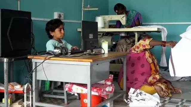 गीता त्यांच्या दुकानात काम करताना.