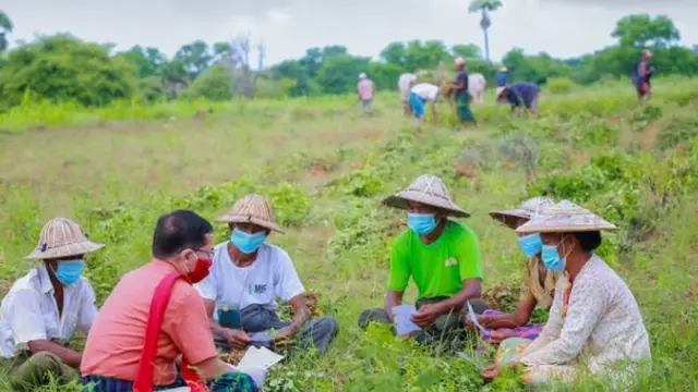 ကျေးရွာတွေမှာ မဲဆွယ်နေတဲ့ကိုယ်စားလှယ်လောင်းတစ်ဦး