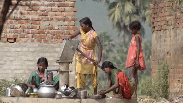 પાણી ભરતી છોકરીઓ