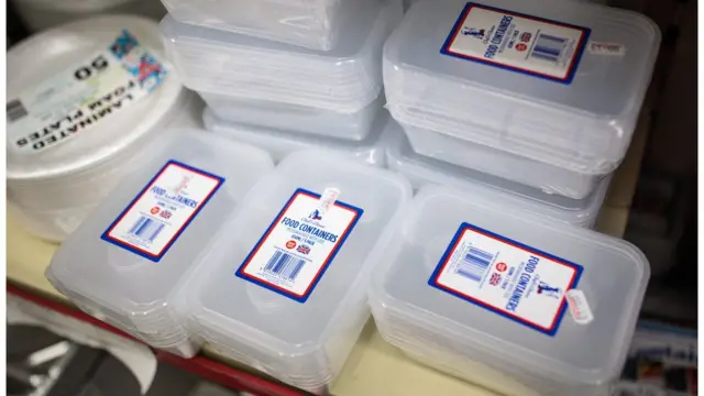Các loại hộp đựng thức ăn và bát đĩa nhựa dùng một lần .
