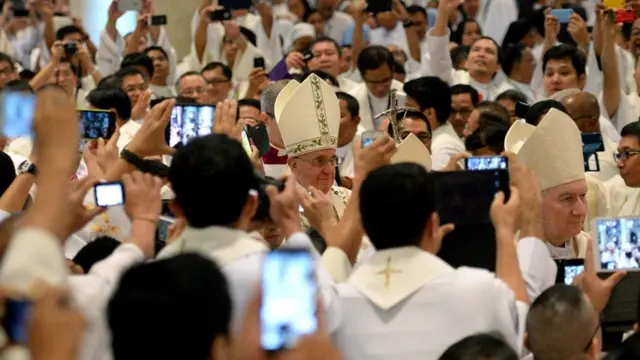 В большинстве храмов теперь относятся к мобильным телефонам более снисходительно, чем несколько лет назад