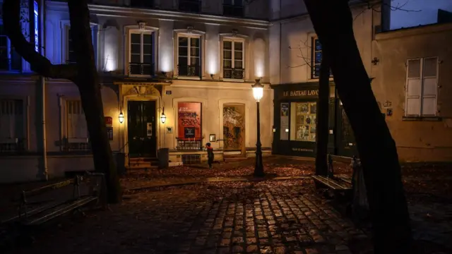 Un coin de rue désert à Paris pendant le deuxième verrouillage national de 2020