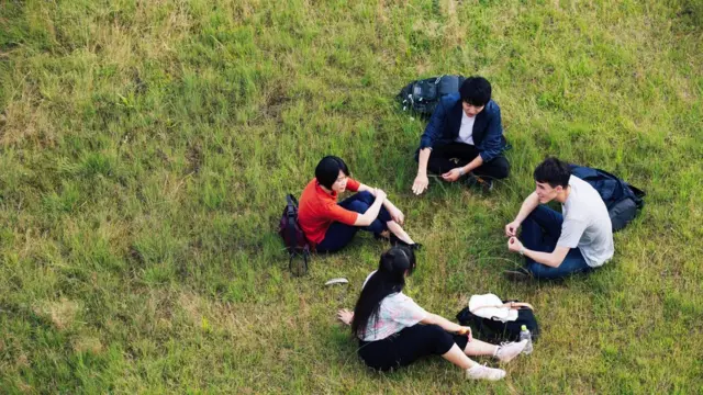 jovens conversando no gramado