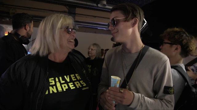 Inger "Trigger Finger" Grotteblad y su nieto.