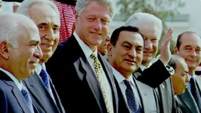 Hosni Mubarak katikati akiwa na viongozi wengine wa zamani