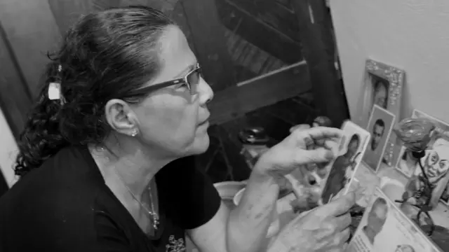 Marta Ángela Correa frente al altar que tiene en su cuarto.