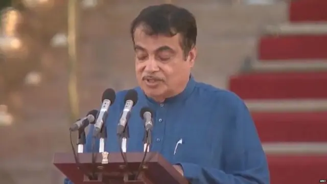 नितीन जयराम गडकरी शपथ घेताना