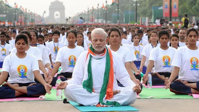 Ku itariki nk'iyi mu 2015, Narendra Modi yari imbere mu bantu bagera ku 40,000 bitabiriye igikorwa cyo kwizihiza umunsi wa mbere mpuzamahanga wa Yoga, abagera kuri miliyari ebyiri bakoze ibikorwa byo kuwizihiza