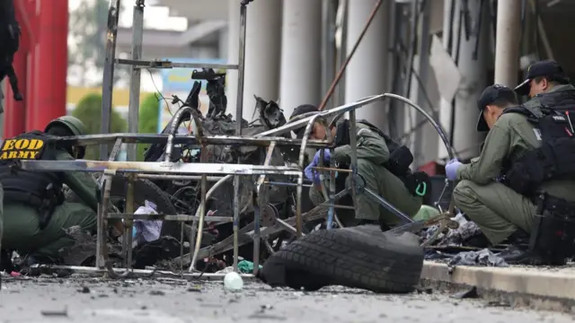 เจ้าหน้าที่ตำรวจลงพื้นที่หลังเกิดเหตุระเบิดที่ปัตตานี