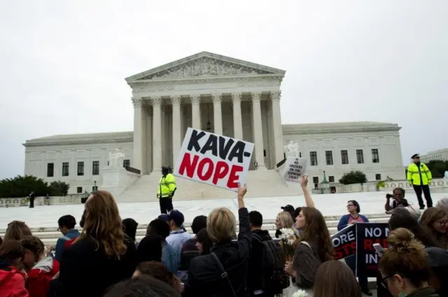 Yüksek Mahkeme önünde düzenlenen Kavanaugh aleyhtarı bir gösteri