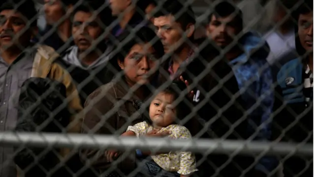 Instalación de las autoridades migratorias de EE.UU. para acoger migrantes en El Paso, Texas