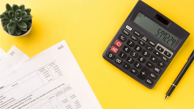 ক্যালকুলেটর।