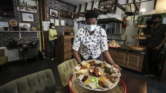 সোমালি খাবার: এক পাত থেকে খাবার প্রস্তুতি চলছে এক রেস্টুরেন্টে।