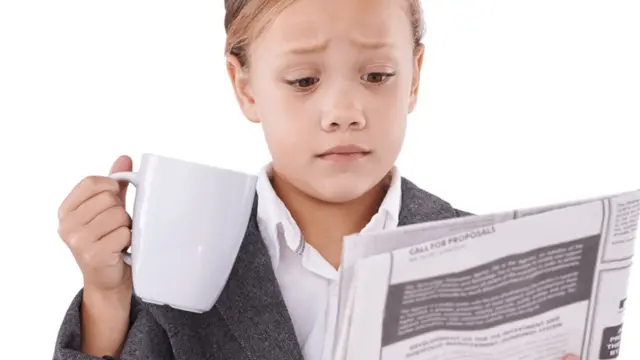 செய்திதாள் படிக்கும் குழந்தை