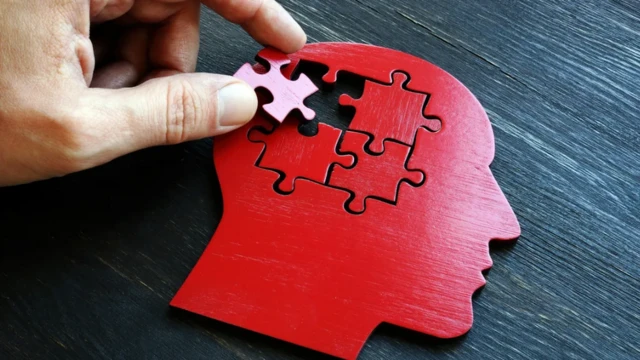 รูปต่อจิ๊กซอว์หัวคนสีแดง