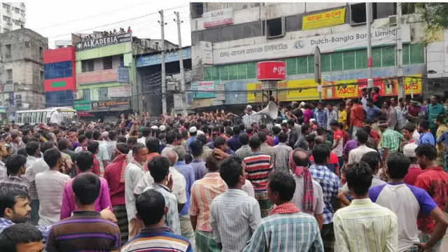 ঢাকার সব সড়কে রিকশা চলাচলের দাবি জানিয়ে বিক্ষোভ করেছেন রিকশাচালক ও মালিকেরা।