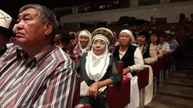 Эльмара Турсуналиева: Бирок эмнеге бул нерсеге кызыгып ырчылар кетишет? Гастролго чыкканда канча билет сатылды, каякка жарык коюлду, барган жерим жумшакпы, жылуубу деп тоодой чыгым тартышат.