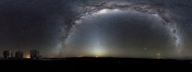 Bajo el arco de la Vía Láctea y sobre la Luna que está saliendo, se ve la luz zodiacal