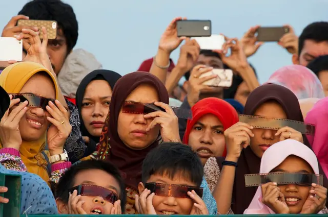 warga lihat gerhana matahari