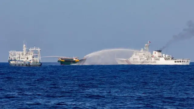 中国海警船向一艘前往南海仁爱礁执行补给任务的菲律宾补给船发射高压水枪