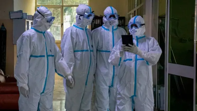 மருத்துவப் பாதுகாப்பு உடையில் மருத்துவர்கள்.