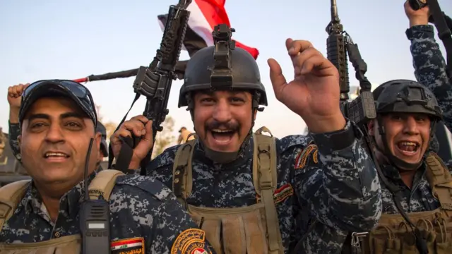 جنود يحتفلون