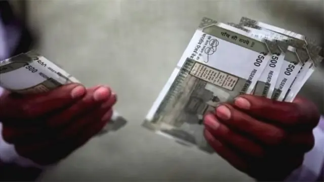 ਪੰਜ-ਪੰਜ ਸੌ ਦੇ ਨੋਟ ਗਿਣਦੇ ਹੱਥ