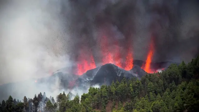 Взрыв над вулканом Кумбре-Вьеха