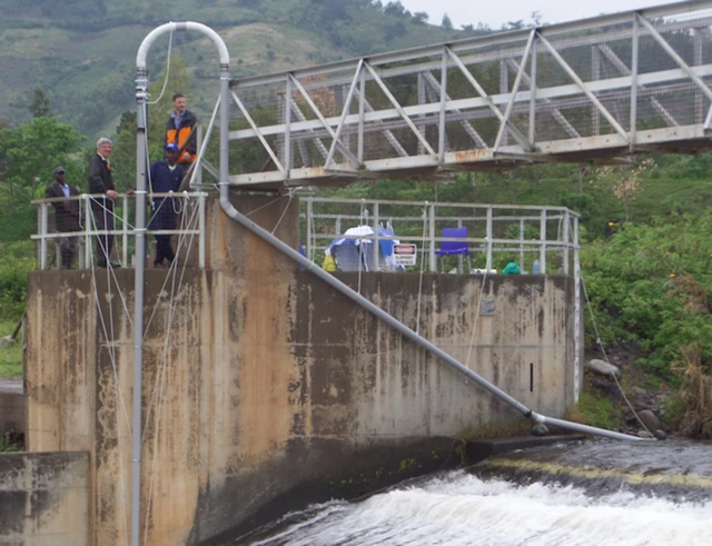 Roger Rassool, Bryn Sobott et collaborateurs avec le siphon FREO2 en Ouganda