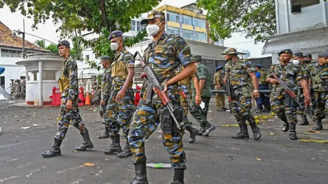 பிரதமரின் அதிகாரப்பூர்வ குடியிருப்பிற்கு வெளியே குவிந்திருக்கும் பாதுகாப்பு படையினர்