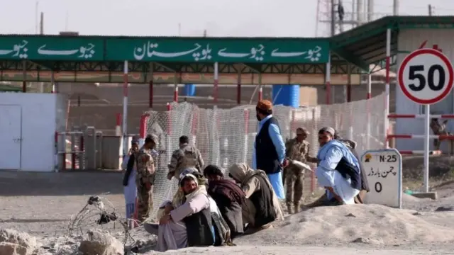چمن کی سرحد پر سرحد پار جانے کے انتظار میں لوگ