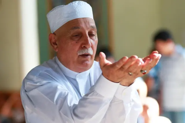 Kişilər namaz qılır