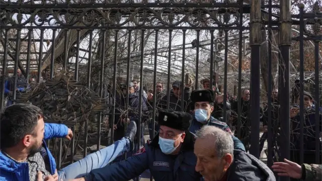 Paşinyan'ın destekçileri ve muhalifleri zaman zaman karşı karşıya geldi