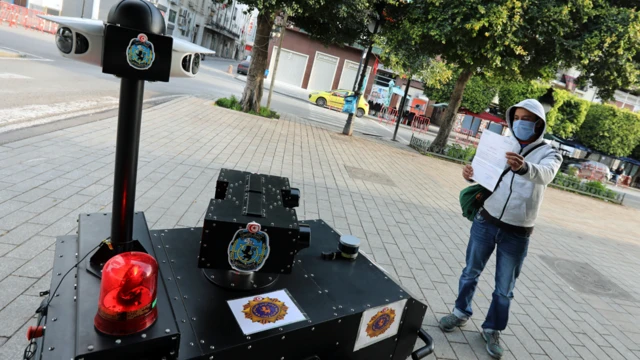 Un robot policier interroge quelqu'un à Tunis, en Tunisie - 1er avril 2020