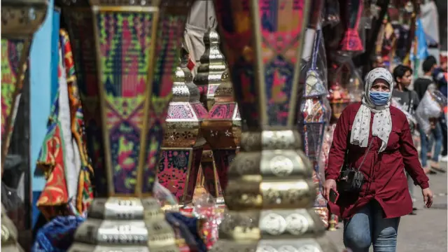 امرأة تمشي في حي الست زينب في القاهرة