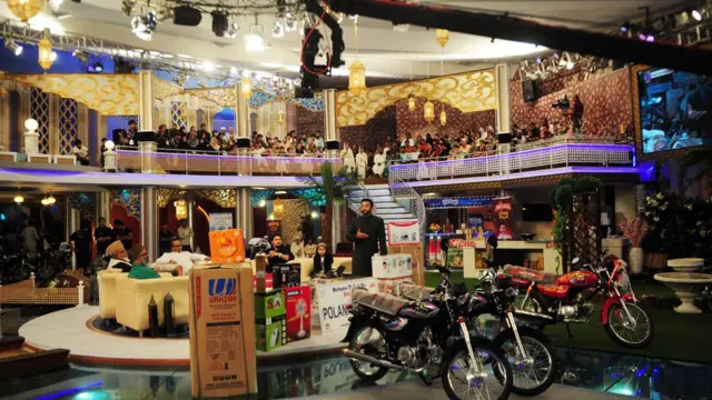 ایک گیم شو کے سیٹ کا منظر