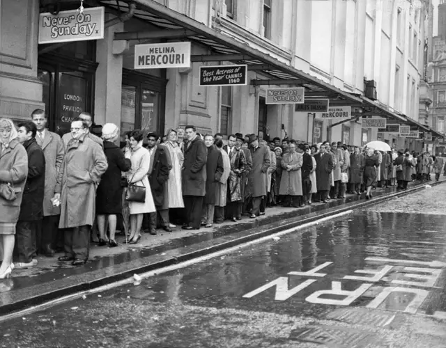 Черга у Лондоні