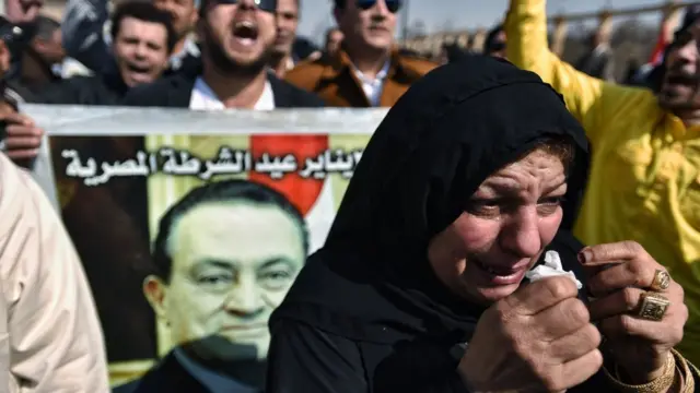 Les personnes en deuil se rassemblent devant la mosquée du maréchal Tantawi au Caire pour les funérailles de Hosni Moubarak (26 février 2020)