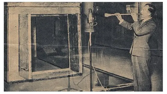 جيمس تابن ينفخ في البوق